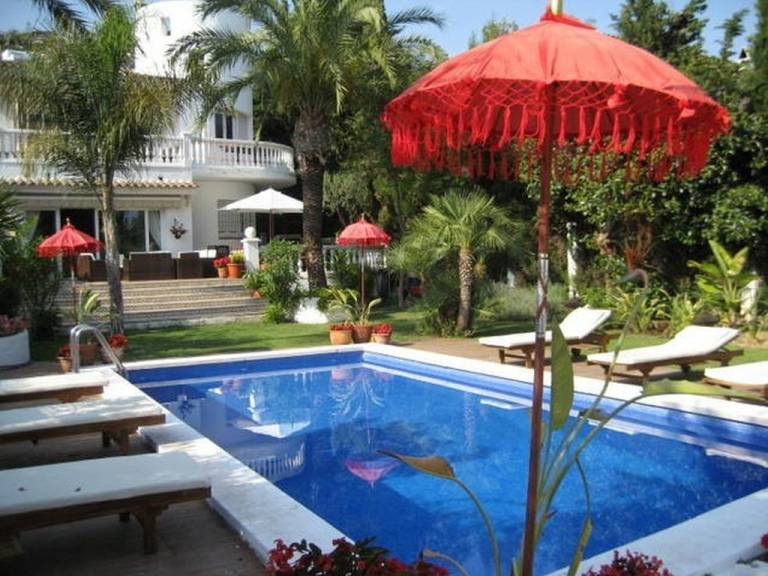 Paradise House by HelloApartments