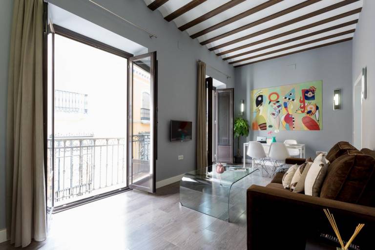 Mint Urban Suites Cosmopolitan Apartment