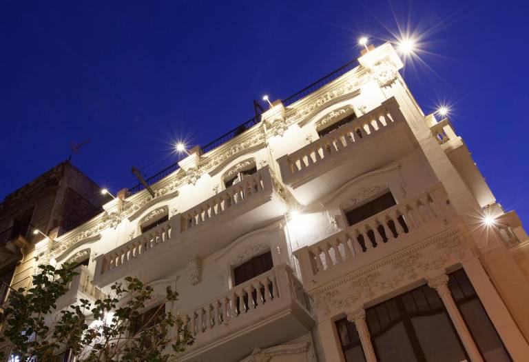 Click Flat Seneca Suites