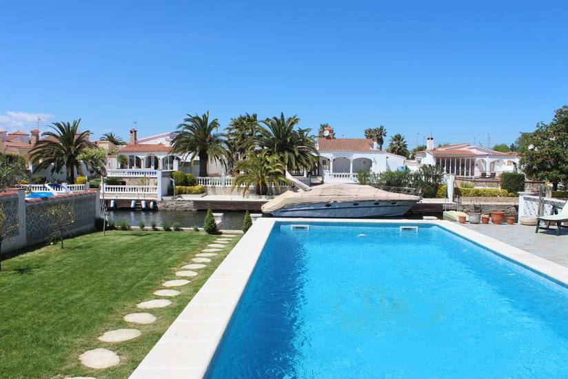 Villa on the Canal Испания, Эмпуриабрава