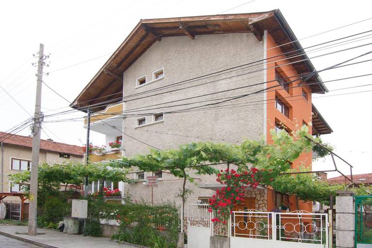 Tsanovi Guest House
