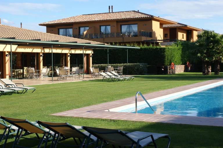 Torremirona Suites Vila Birdie