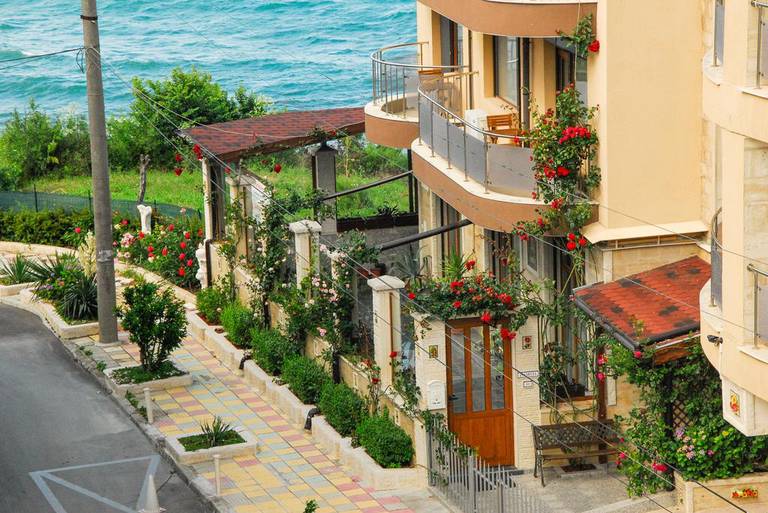 La Casa Apartments