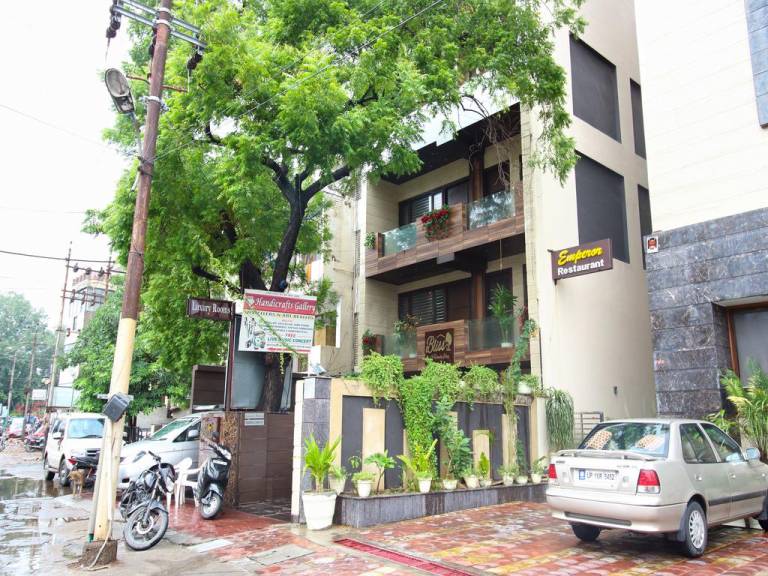 OYO Rooms Near Taj View Crossing