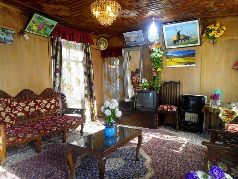New Retreet Houseboat