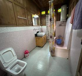 Royal Athena Houseboats в Сринагаре