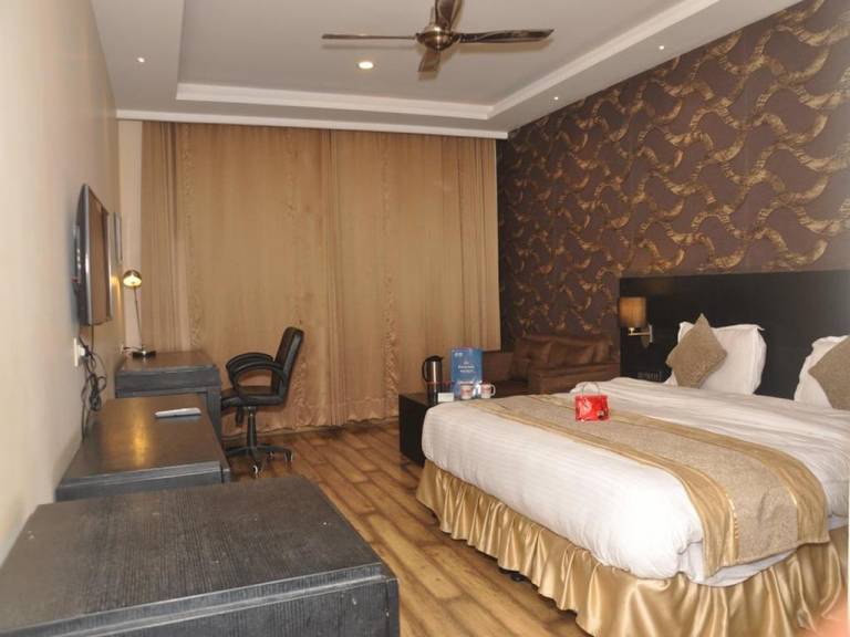 OYO Rooms Command Near Mall Road