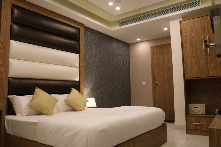 AP Holiday Inn