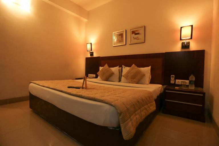 FabHotel Queensway Park