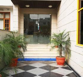 FabHotel GRD DLF Square в Гургаоне
