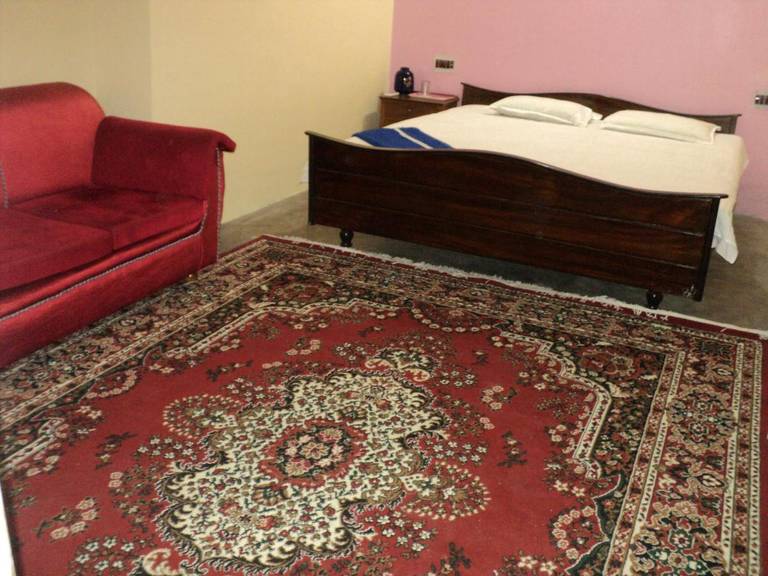 Royal Guest House & Service Apartment