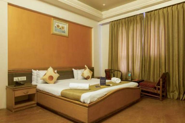 FabHotel Club Royale Airport