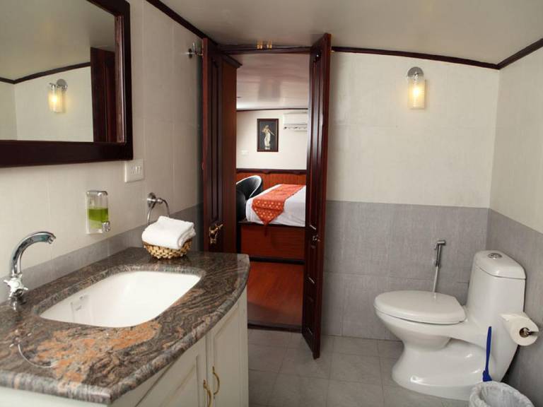 Grand Nirvana Jacuzzi Houseboat