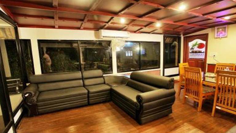 Nandanam Houeboat Super Deluxe