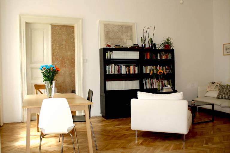 Sunny Prague Apartment