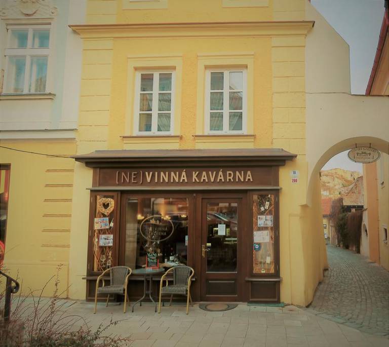 (Ne)vinna kavarna