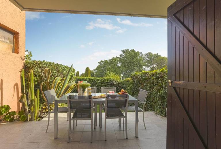 Bright apt / Pool / Parking / AC / Garden with Marina view