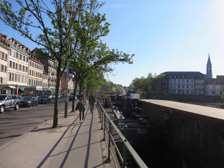 Au Quai Des Pecheurs
