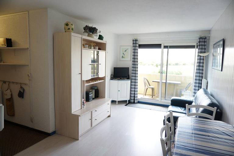 Sunny Cosy 2 Room Aptartment on the Beach