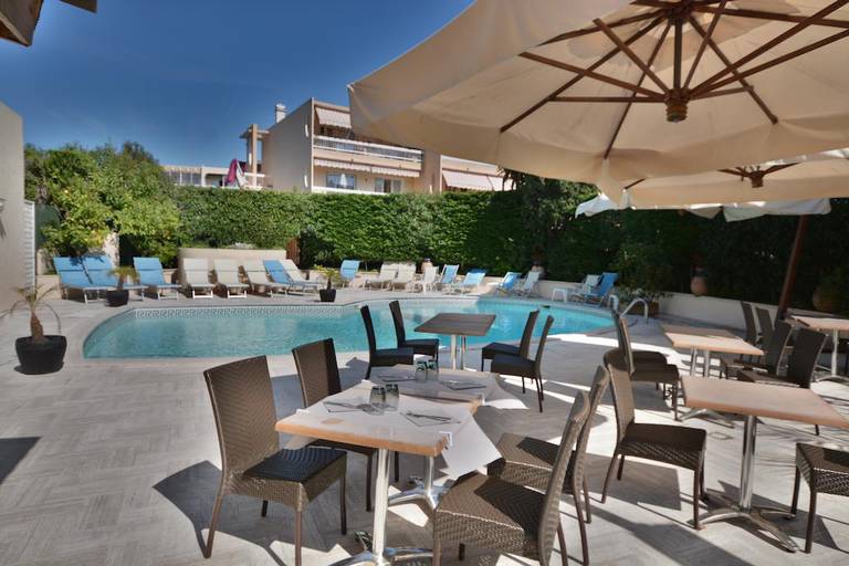 Hotel De La Mer