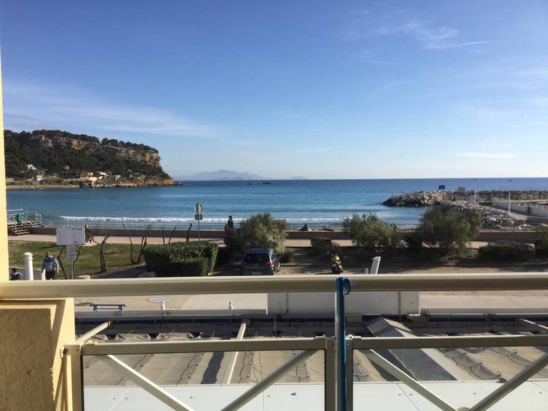 Front de mer les pieds dans l'eau