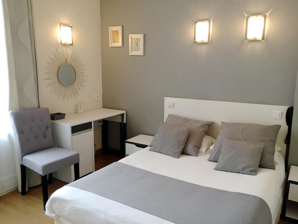 Des arts montmartre номера. Апартаменты в стамбуле. Hotel des arts. Отель артс. Hotel des arts.