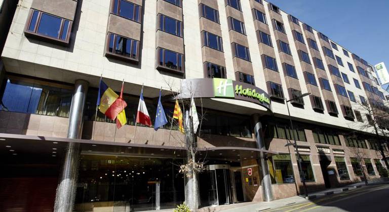 Suites Plaza Hotel & Wellness