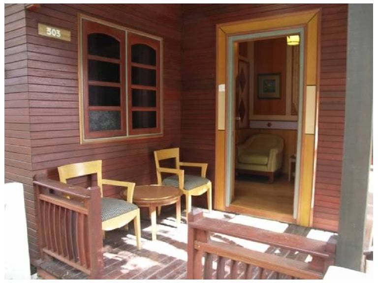 Lake Shore Hotel & Apartment