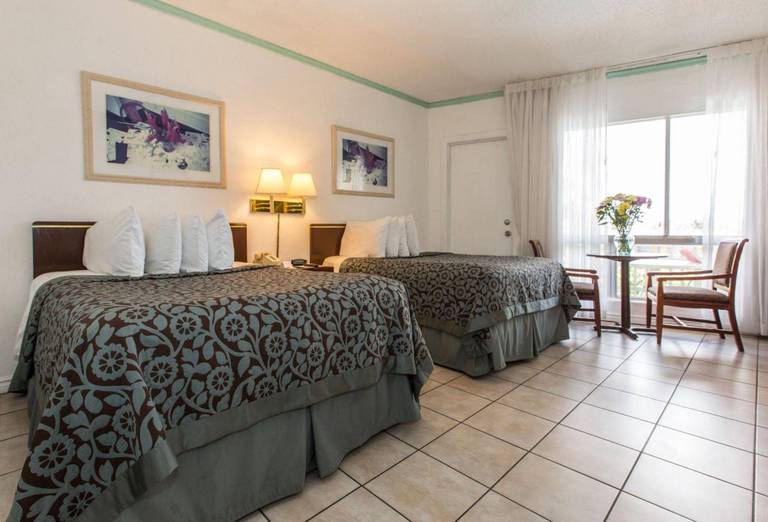 Days Hotel Thunderbird Beach Resort