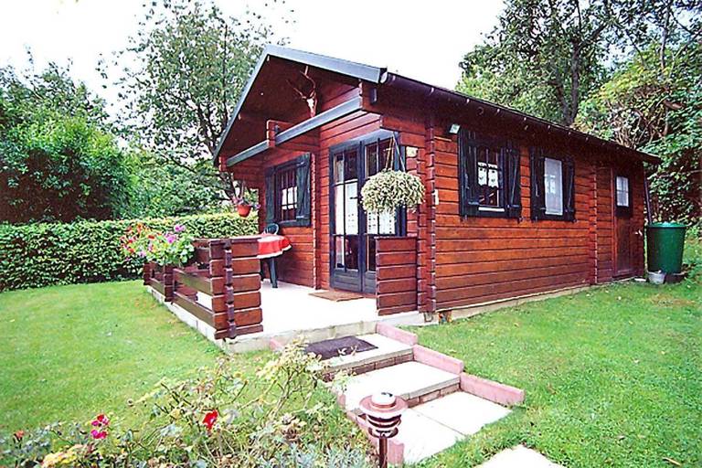Holzblockhaus-in-Putbus-in-idyllischer-Alleinlage