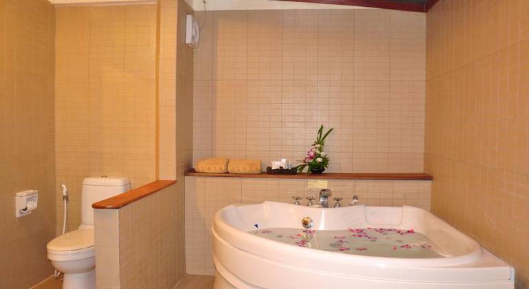 Royal Lanta Resort & Spa