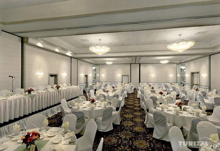 Four Points by Sheraton Milwaukee North