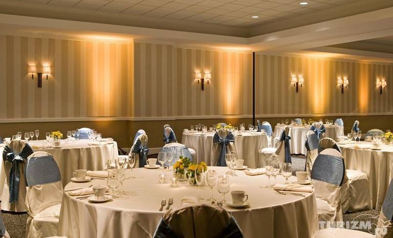 Sheraton Milwaukee Brookfield Hotel