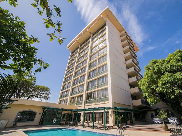 Courtleigh Hotel And Suites