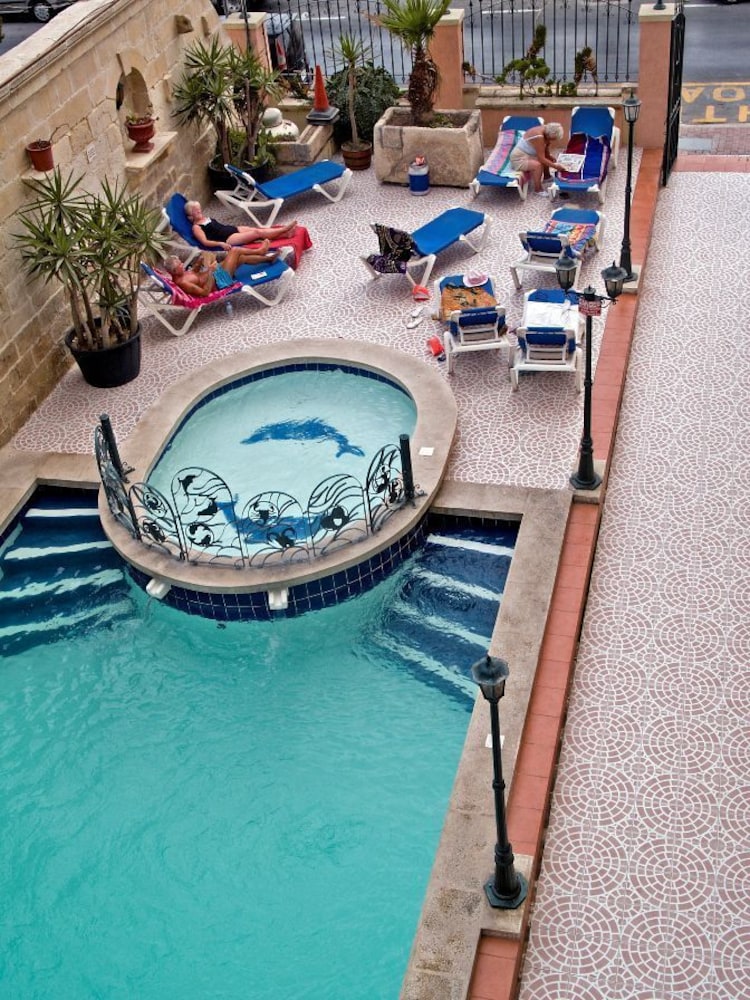 White Dolphin Complex 3*