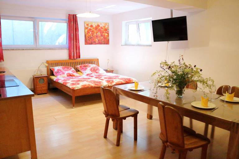 Grobzugige Souterrainzimmer