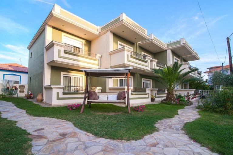 Villa Irida, Potos