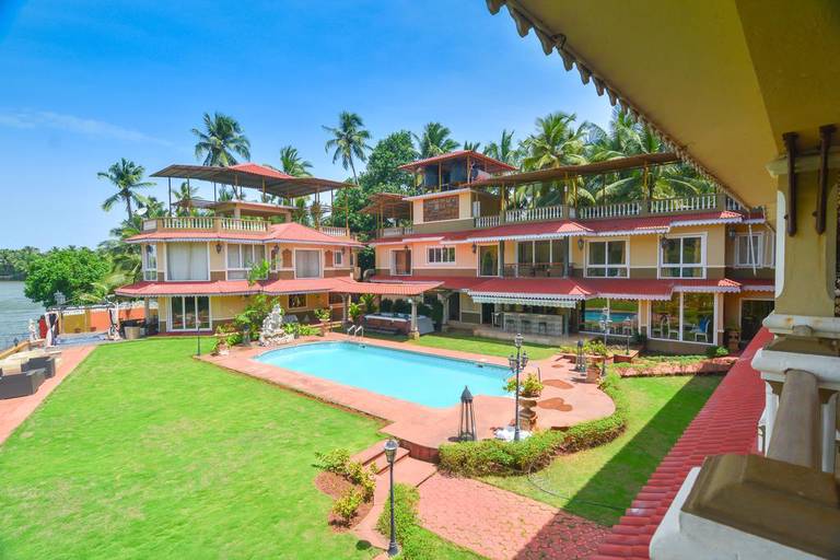 Stone Wood Riverfront Resort, Siolim