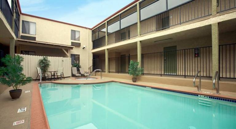 Howard Johnson Inn and Suites Reseda