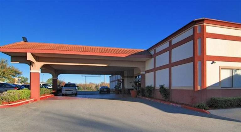 Best Western Plus Broadway Inn & Suites