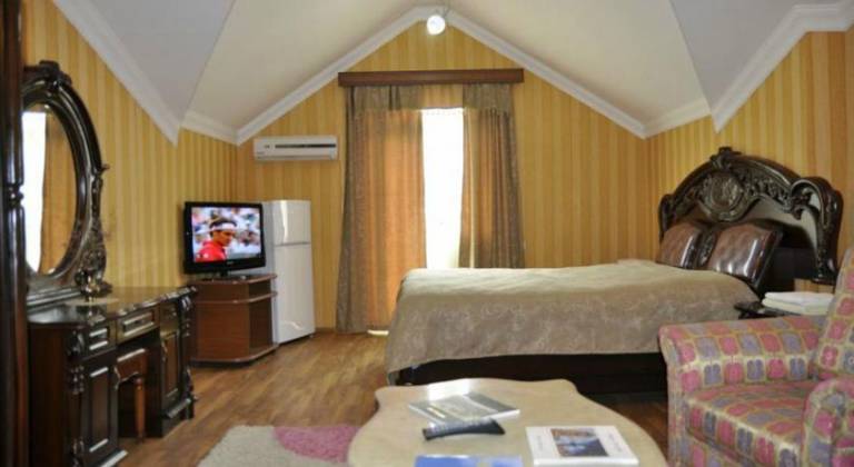 V-Lux Hotel