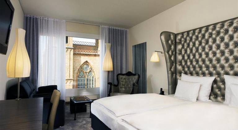 Arcotel John F