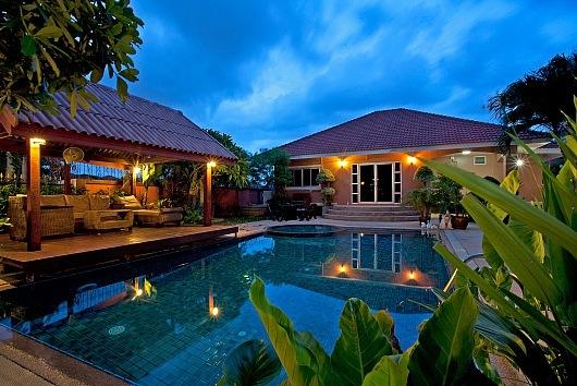 Baan-Chatmanee Villa