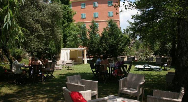 Les Jardins De La Glaciere, Corte