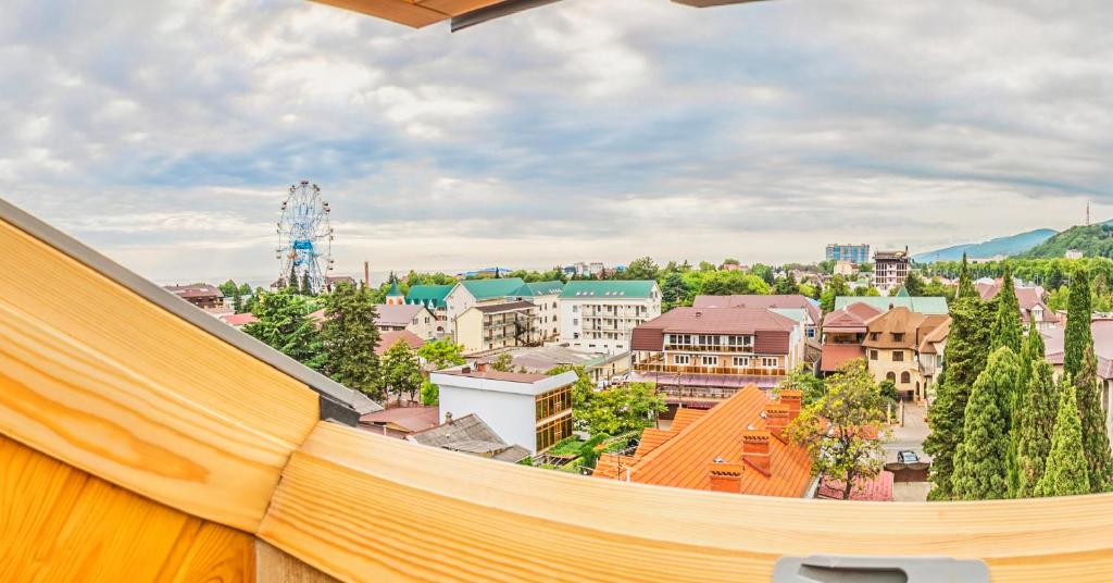 Вид с балкона отеля оскар лазаревское. Лазаревское улица калараш 36. Оскар лазаревское. Отель оскар лазаревское. Отель оскар лазаревское.