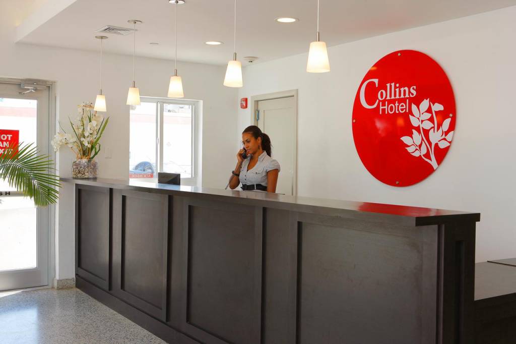 Collins Hotel 3*