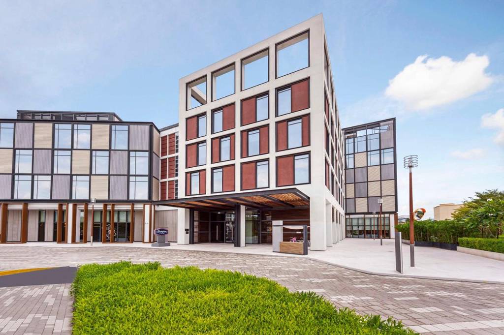 Hampton by Hilton Dubai Al Seef 3*