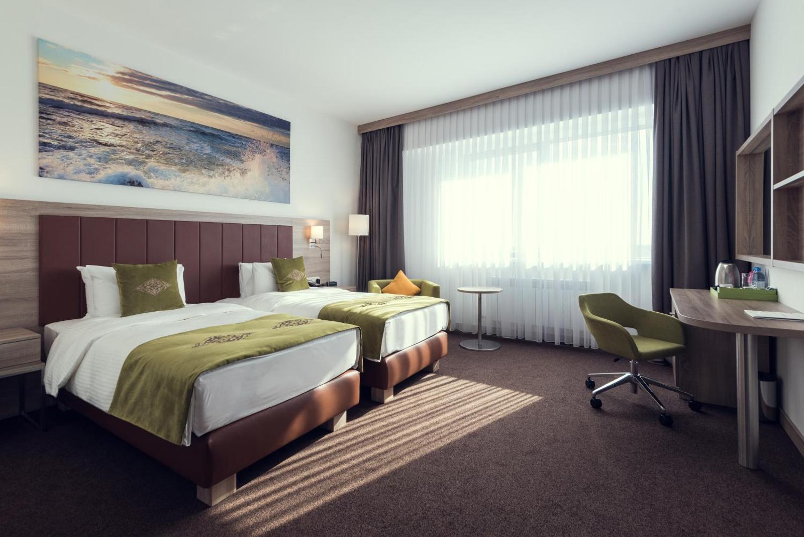 Номер астана. Отель Wyndham Garden Astana. Wyndham Garden Astana Нурсултан. Wyndham Hotel Astana стандартный номер. Wyndham Hotel Astana стандартный номер на 1.