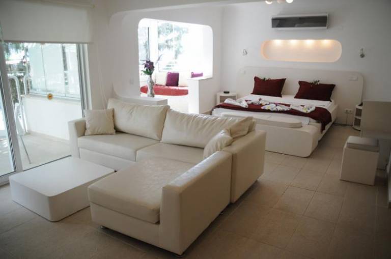 BigRose Hotel