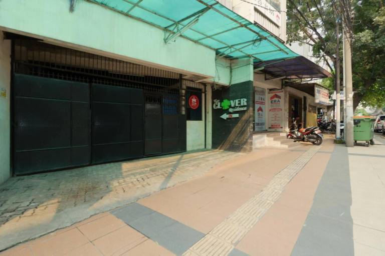 Clover Residence Near Mall Ambassador